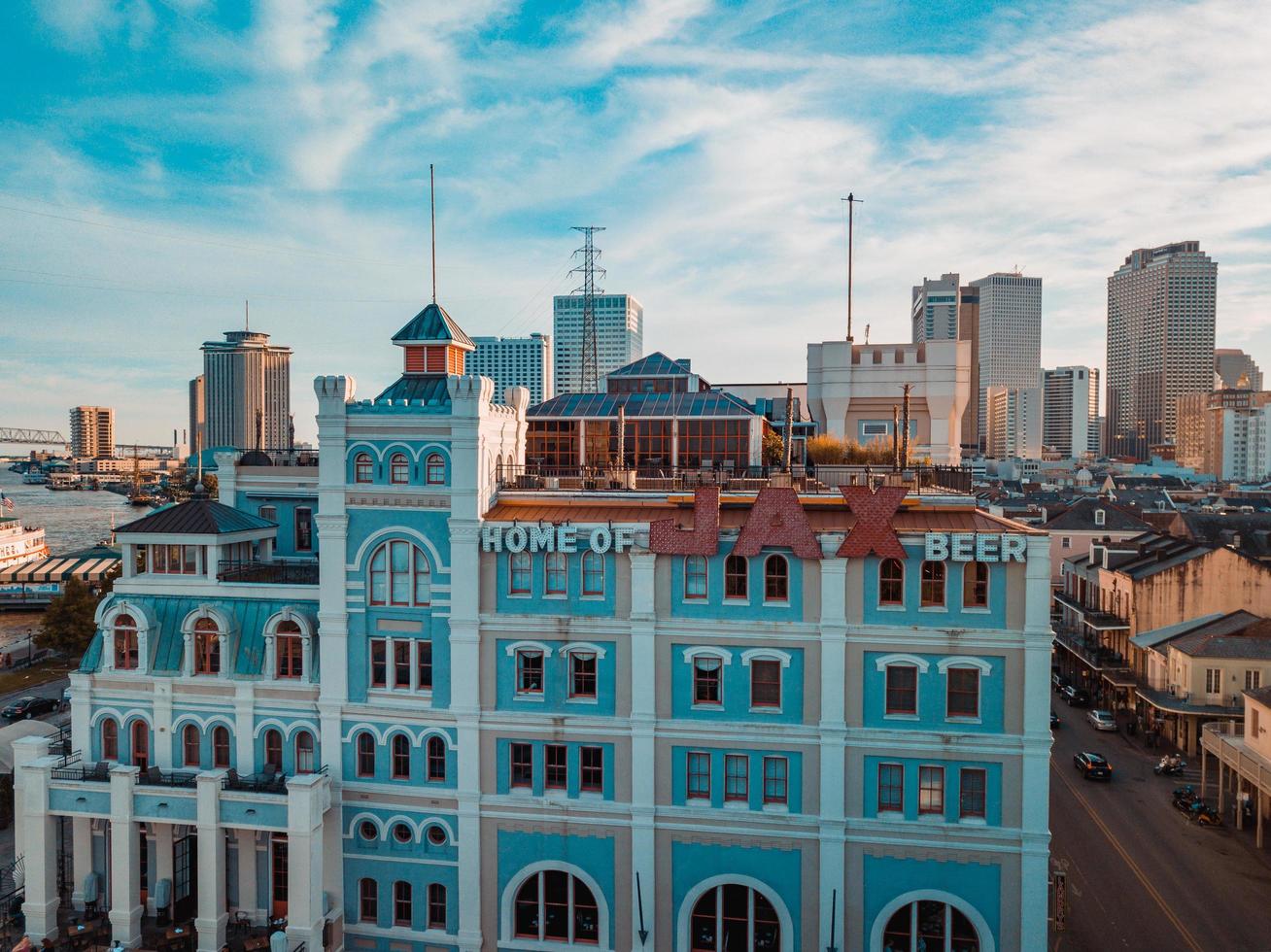 foto arquitectónica de un edificio azul y blanco