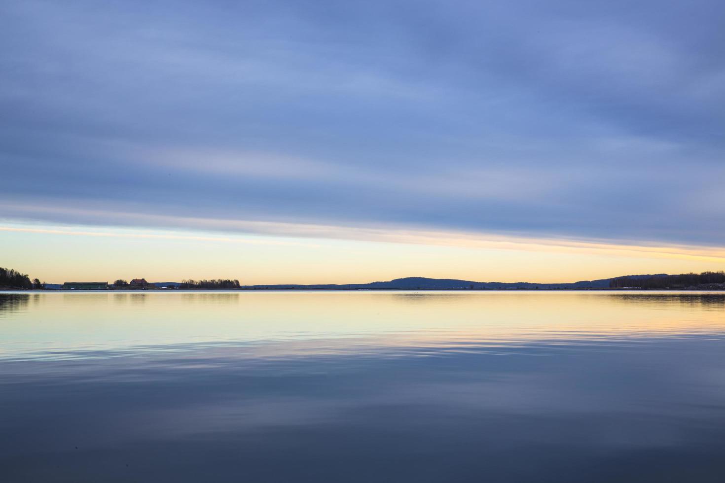 lago tranquilo al amanecer foto