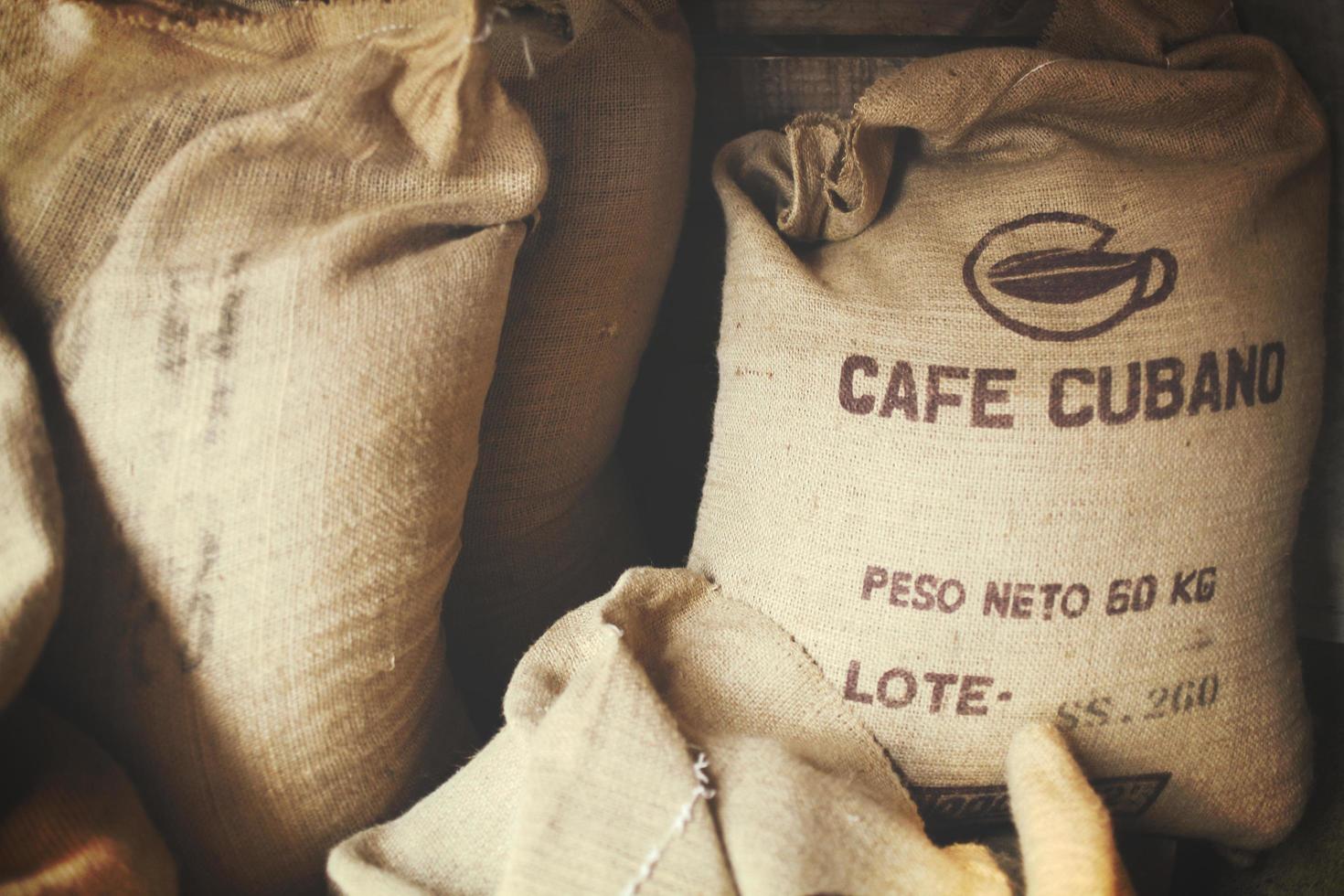 cuba, 2020 - sacos de granos de café cubano foto