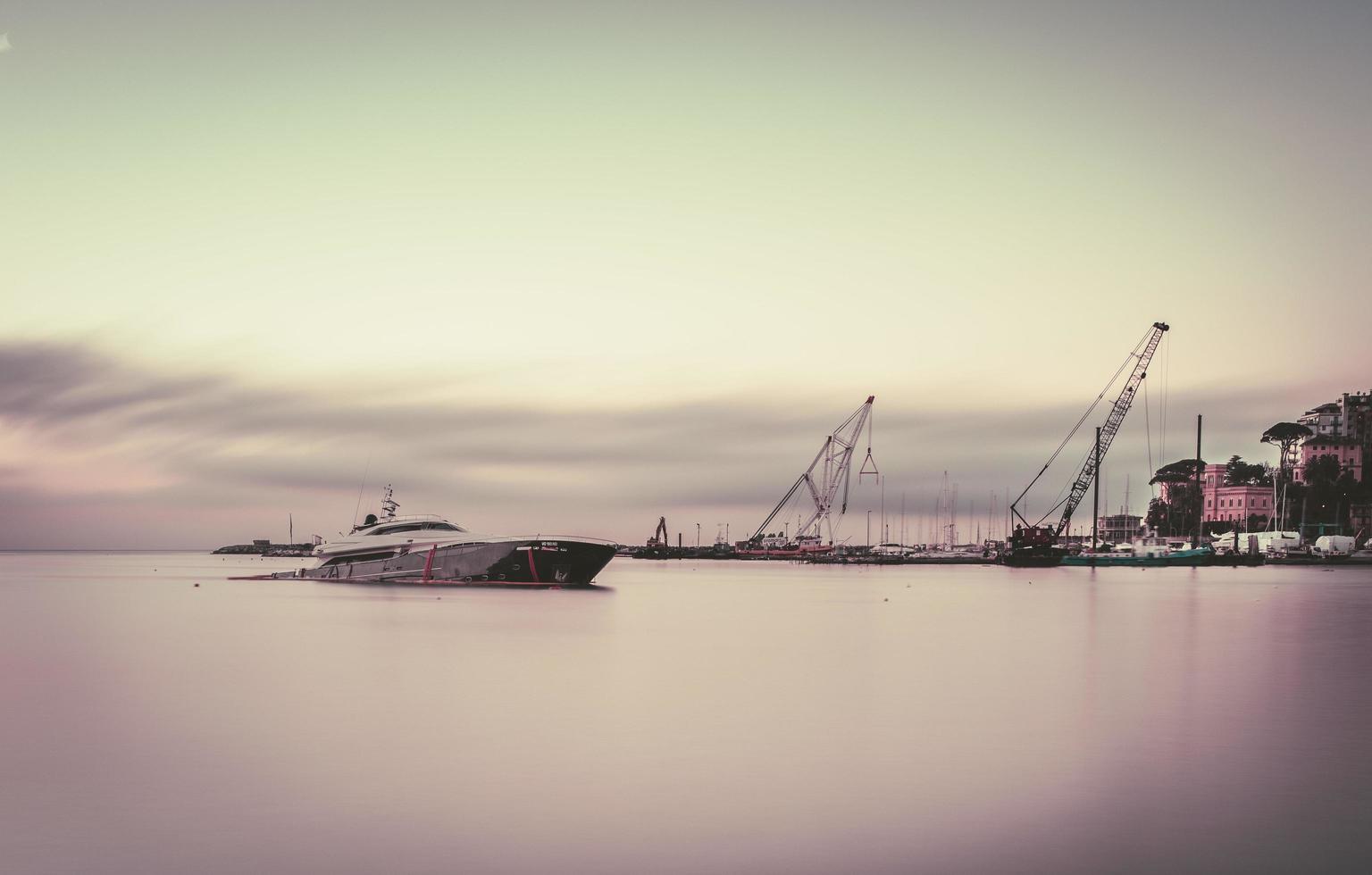 barco en el agua durante el día foto