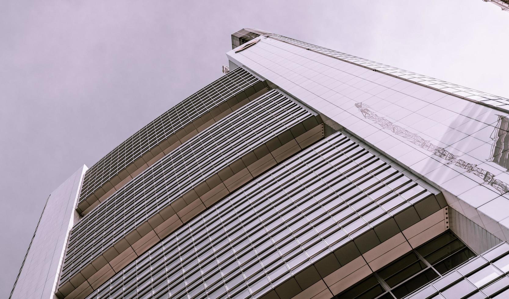 edificio blanco de gran altura foto