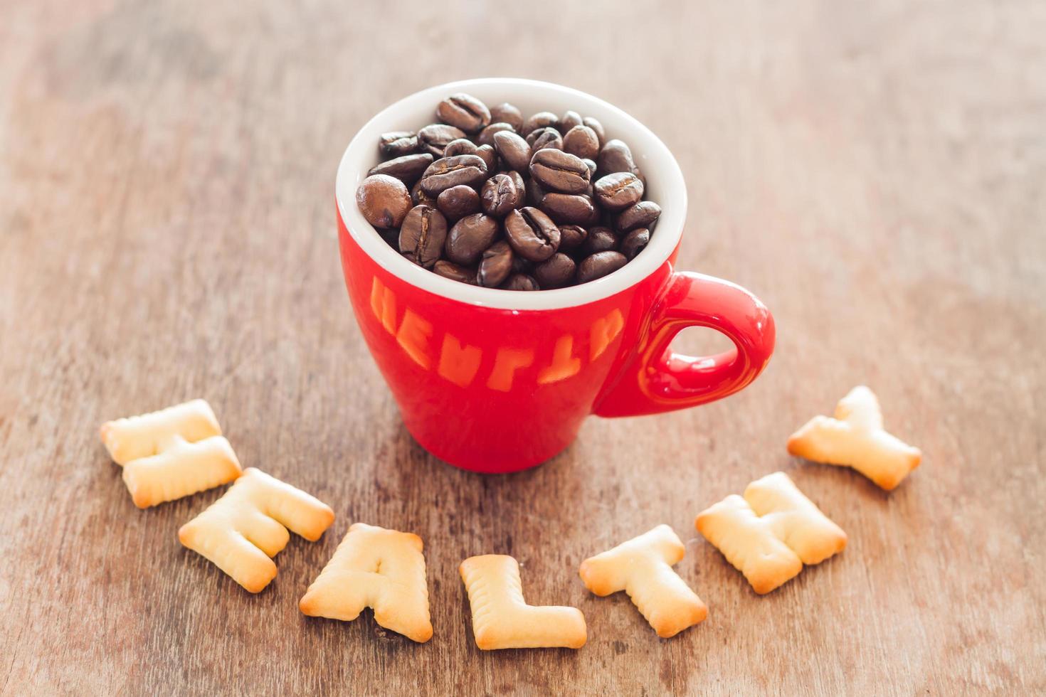 galletas del alfabeto saludables con una taza de café roja foto