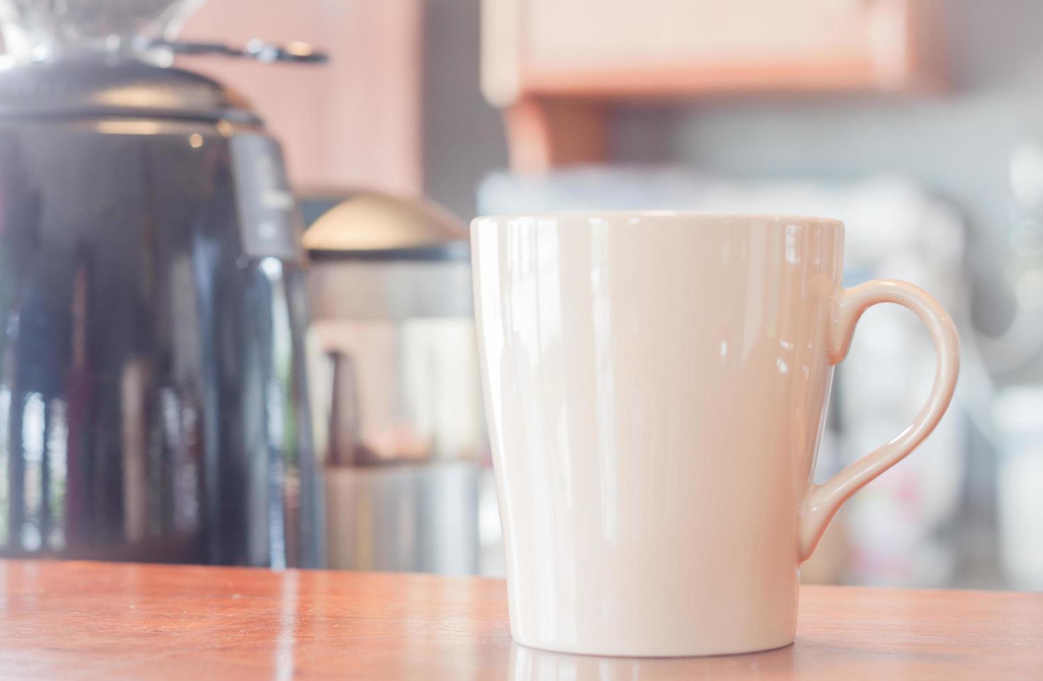 taza de café con leche en un café foto