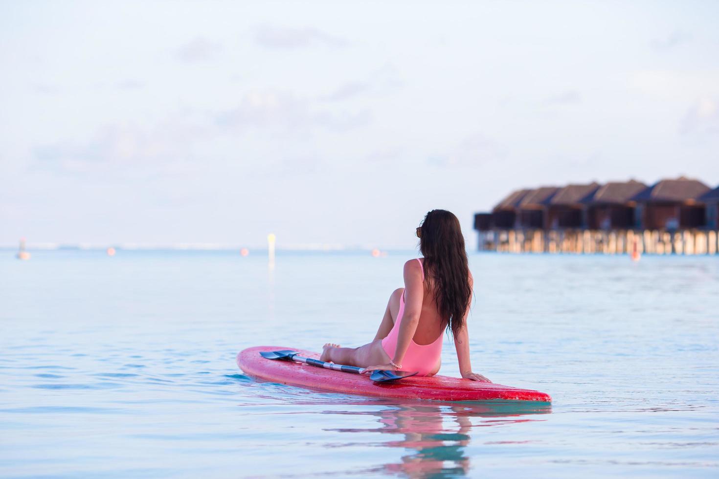 Maldivas, Asia del Sur, 2020 - Mujer en una tabla de surf en un resort foto