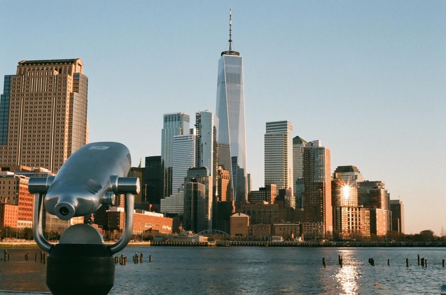 telescopio mirando hacia el One World Trade Center foto