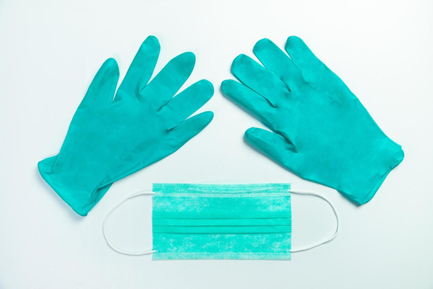 Máscara y guantes de protección médica azul, vista superior foto