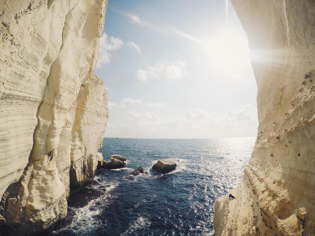 luz del sol en las grutas de rosh hanikra foto