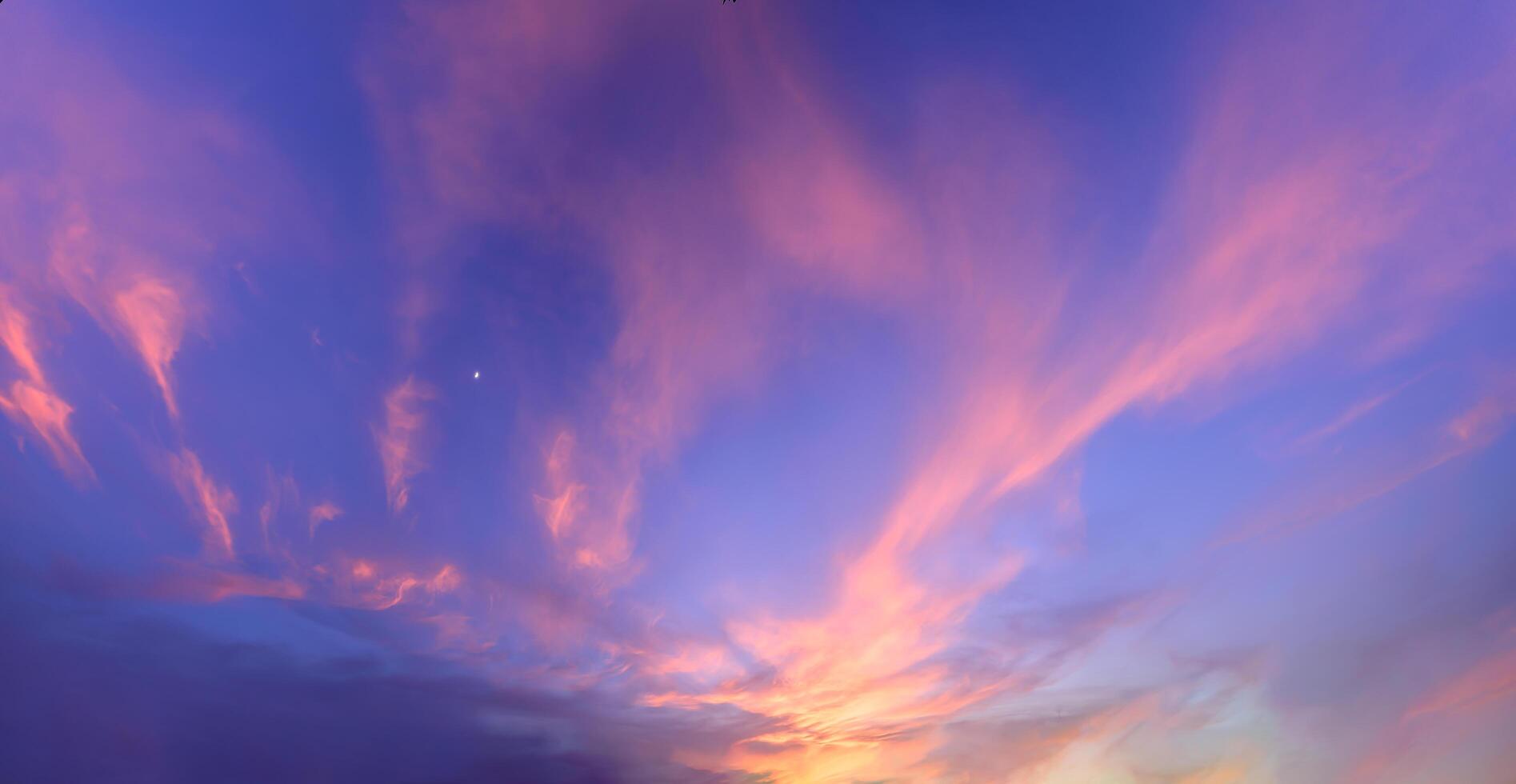 cielo y nubes al atardecer foto