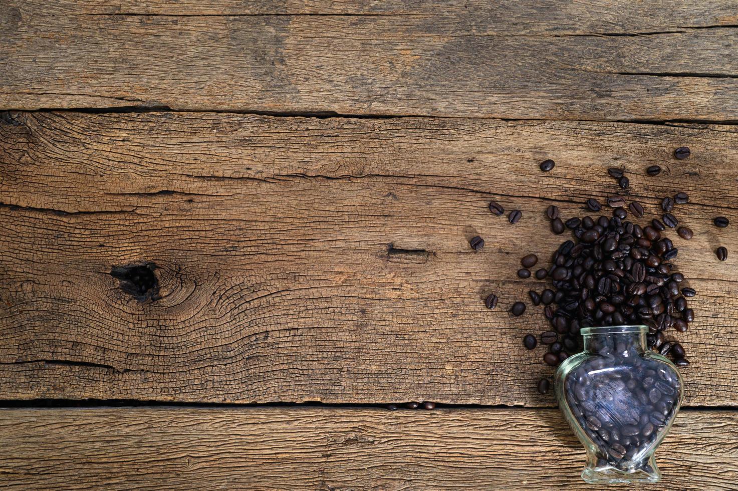 escritorio de madera con granos de café foto