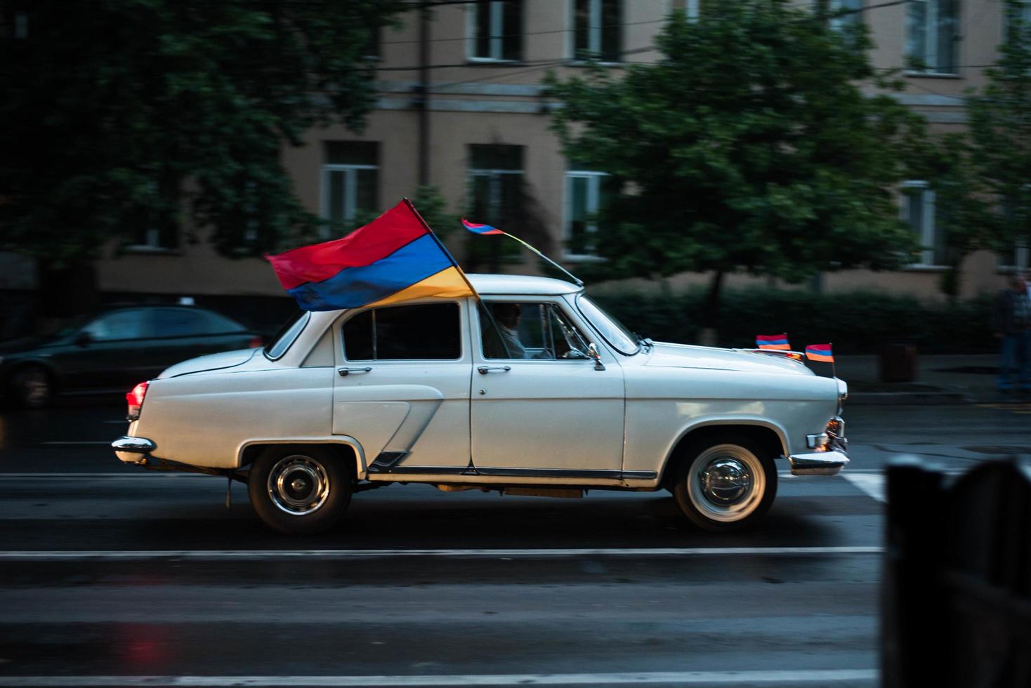 ereván, armenia, 2020 - coche clásico en la carretera con una bandera armenia en él foto