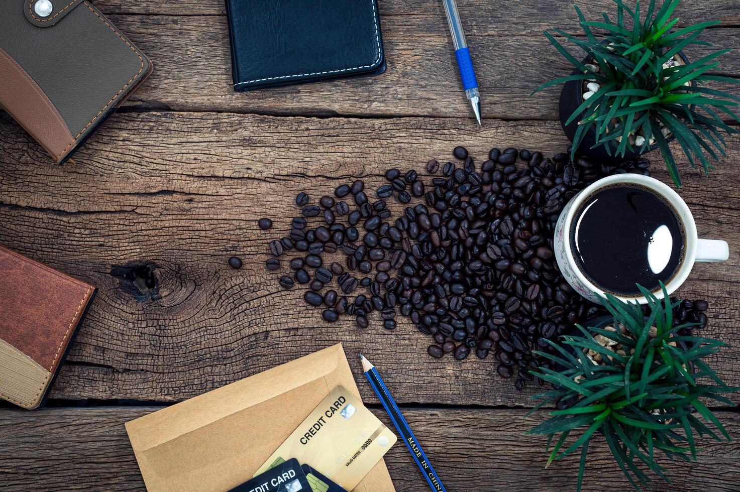 escritorio de madera con cuaderno y café foto