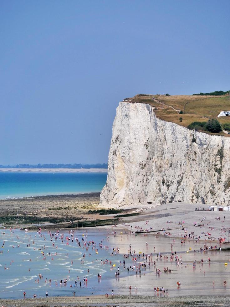 Normandía, Francia 2018-bañistas bordean la costa durante la temporada de viajes foto