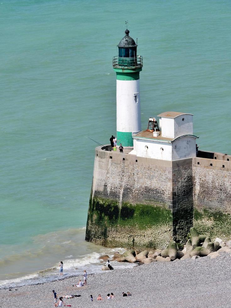 Normandía, Francia 2018-bañistas bordean la costa durante la temporada de viajes foto