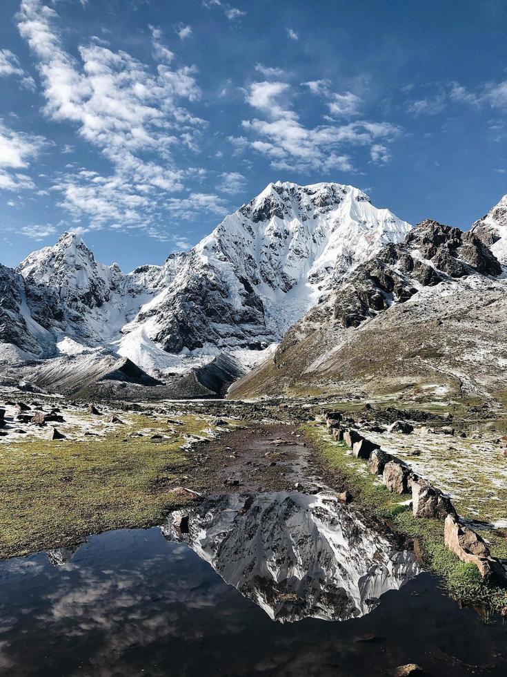 montaña cubierta de nieve bajo un cielo azul foto