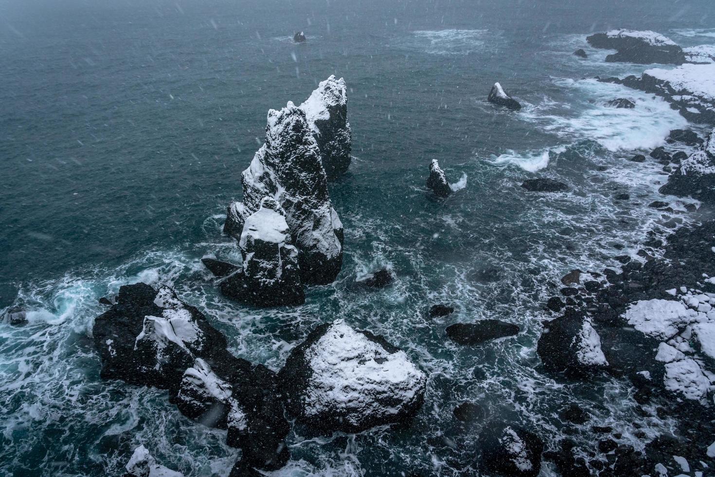 formaciones rocosas en blanco y negro junto al mar foto