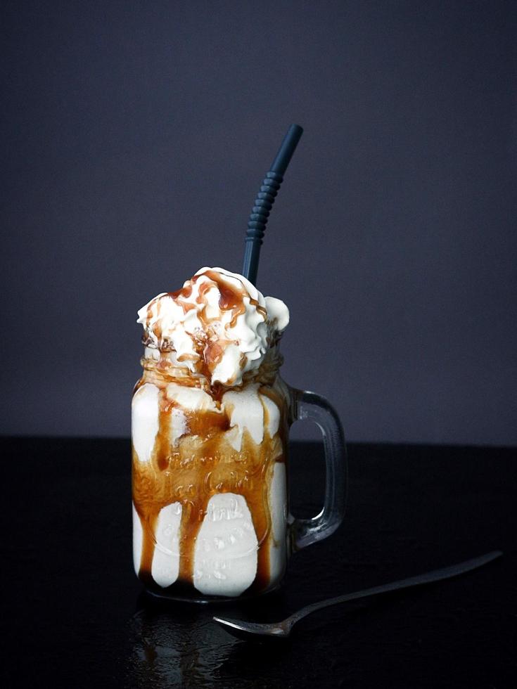 batido de caramelo en un frasco de vidrio foto