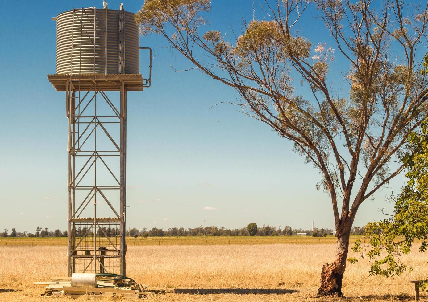 torre de agua colocada en un campo foto