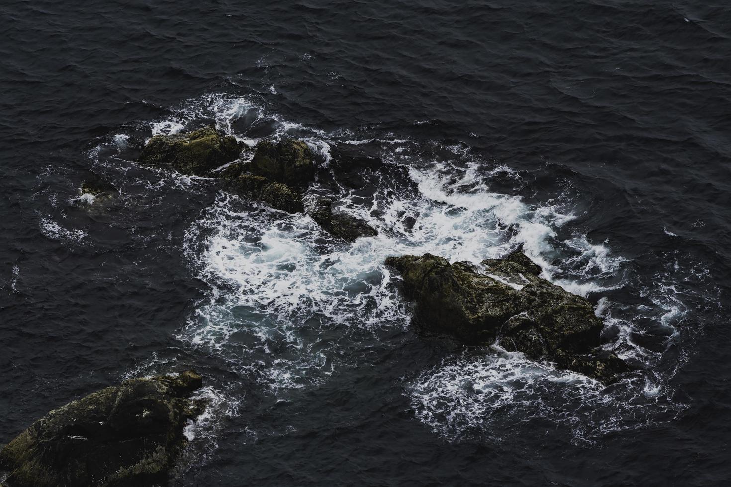 olas rompiendo contra las rocas foto