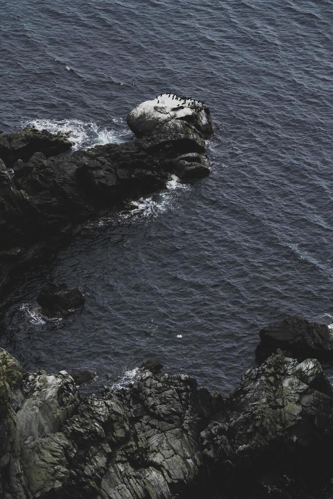 vista aérea de rocas costeras y agua foto