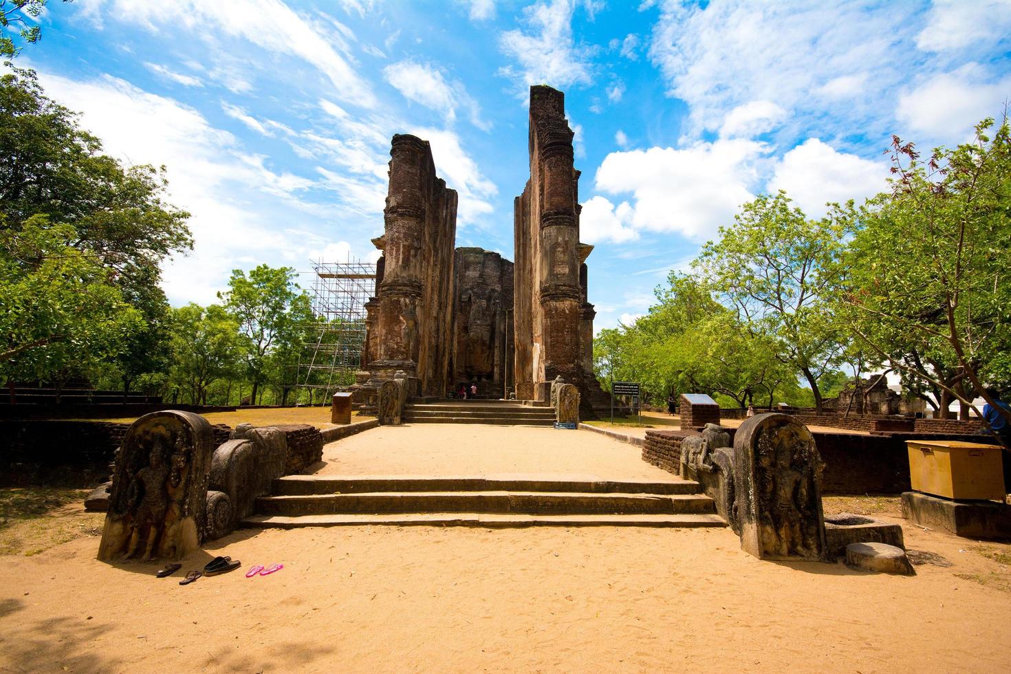 ruinas del antiguo templo lankathilaka en polonnaruwa. Sri Lanka foto