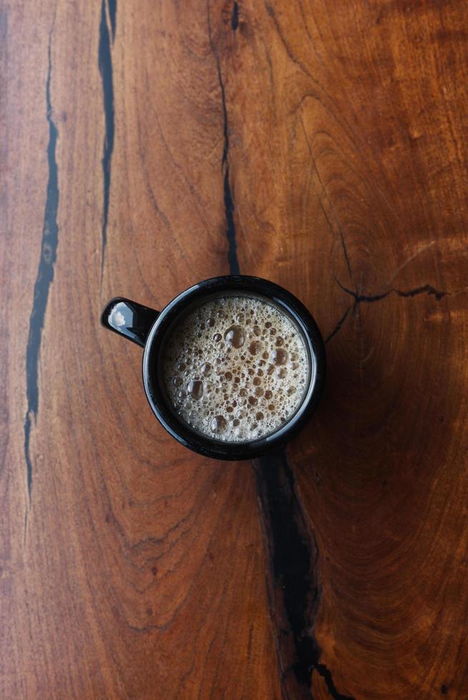 taza negra llena de café foto