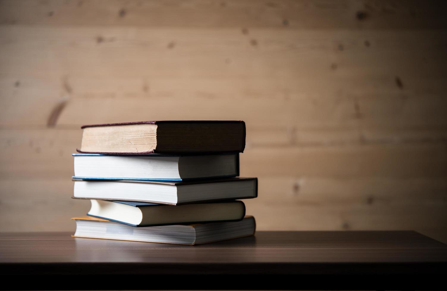 pila de libros sobre la mesa de madera foto