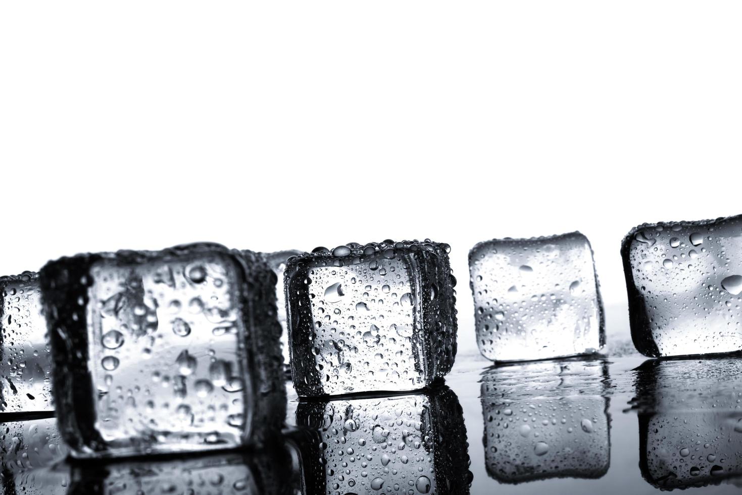 cubitos de hielo con gotas de agua foto