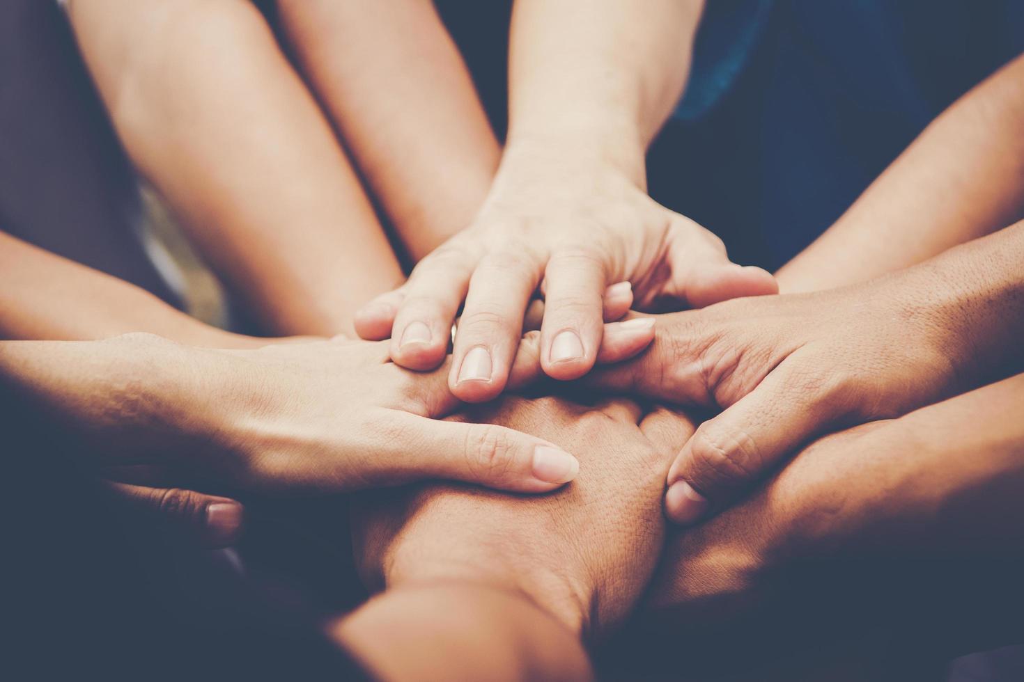 varias personas unen sus manos juntas foto