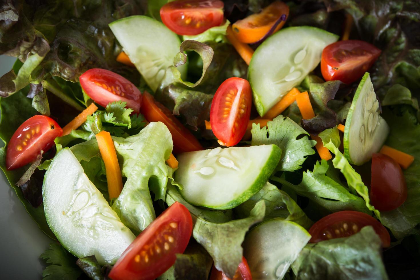 Close-up de ensalada de verduras frescas foto