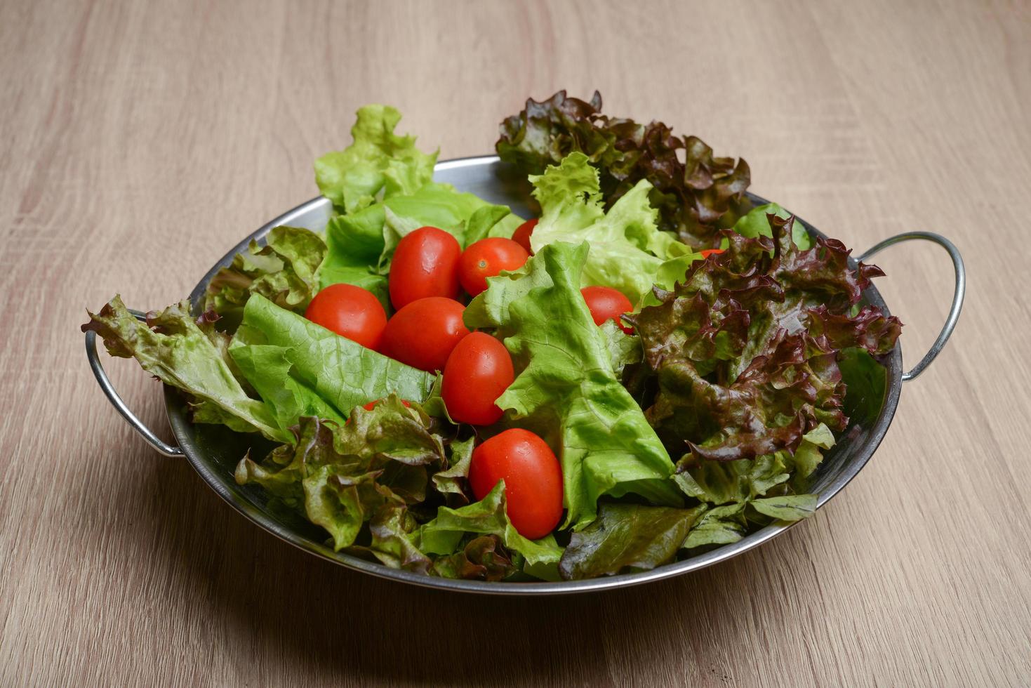 ensalada fresca con verduras y verduras foto