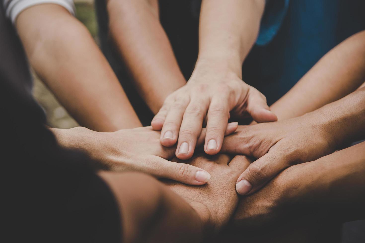 varias personas unen sus manos juntas foto