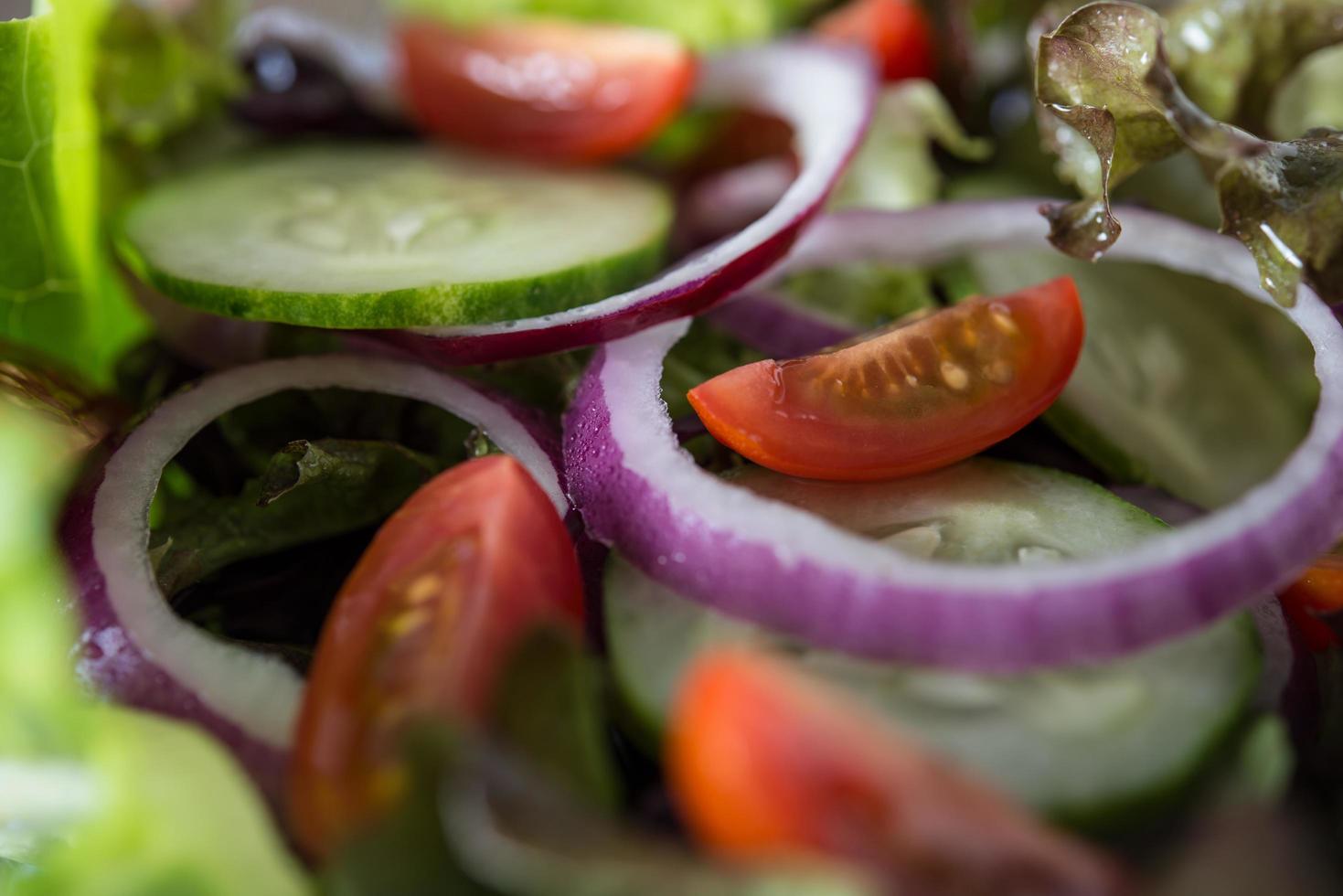 Close-up de ensalada de verduras frescas foto