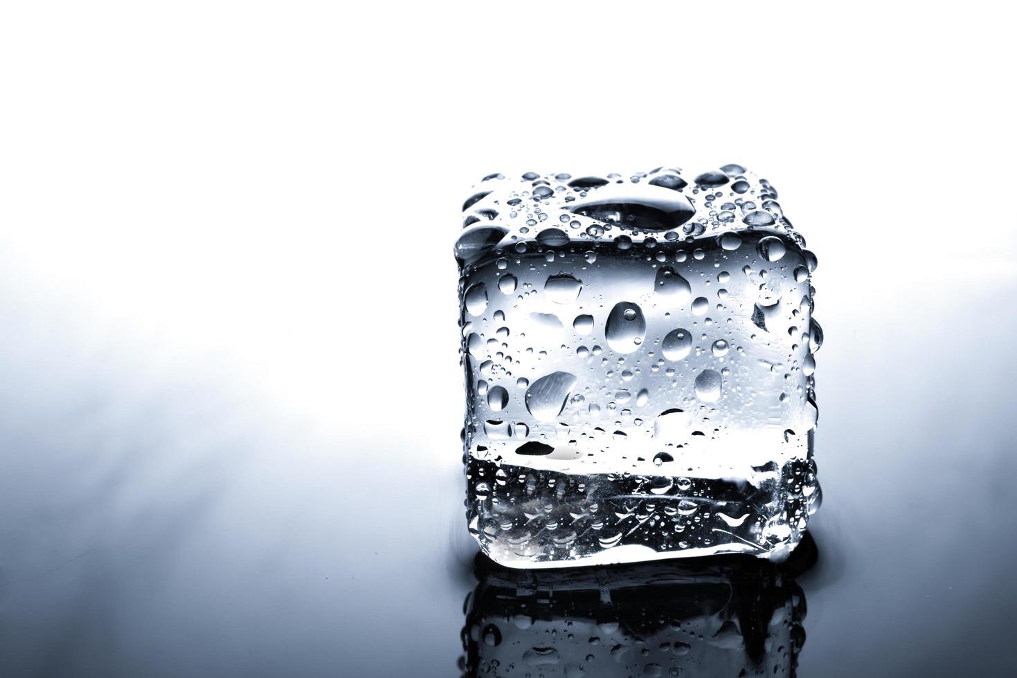 cubo de hielo con gotas de agua foto