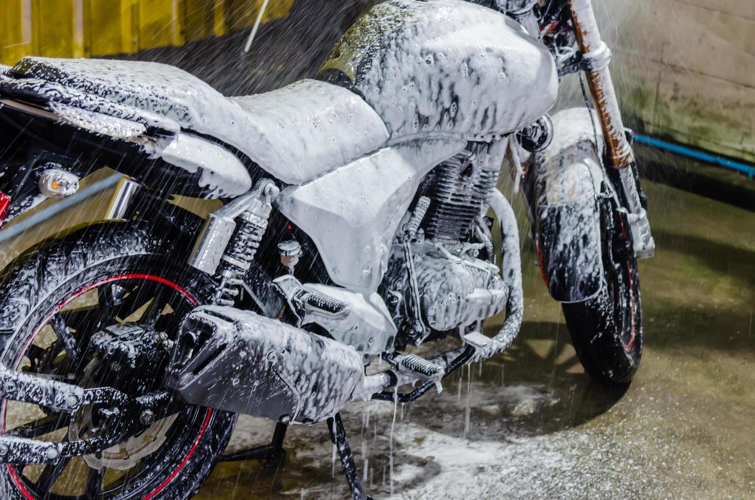 motocicleta siendo limpiada foto