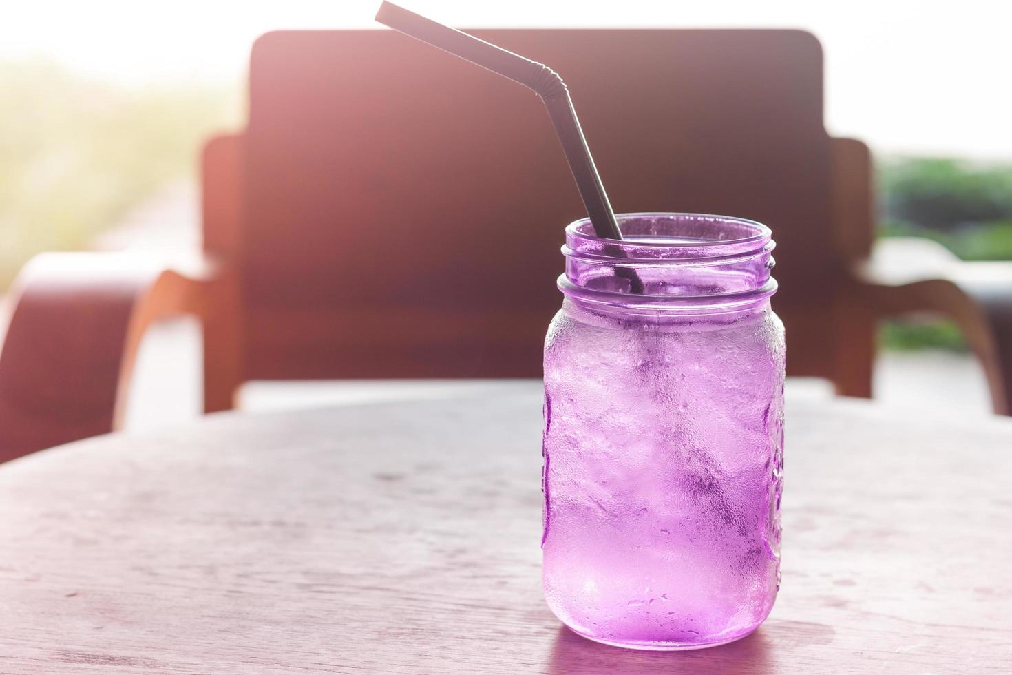 Vidrio violeta en una cafetería. foto