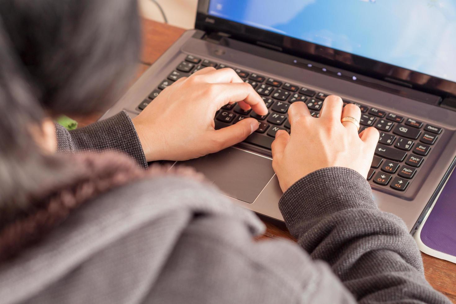 mujer usando una computadora portátil en un escritorio de oficina foto
