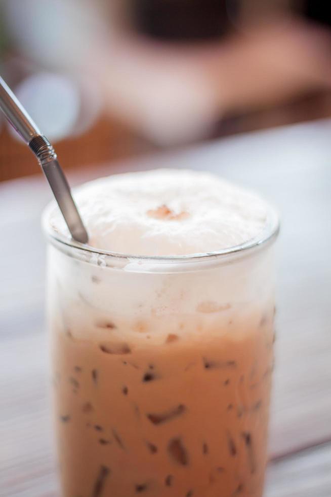 café moka helado en un vaso sobre una mesa foto