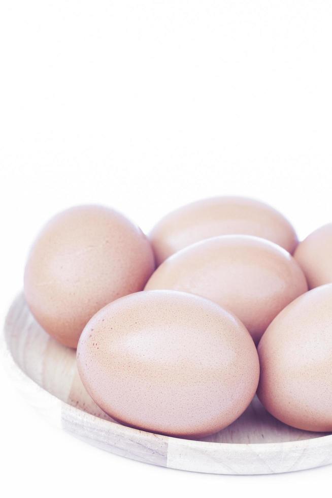 bandeja de madera de huevos marrones foto