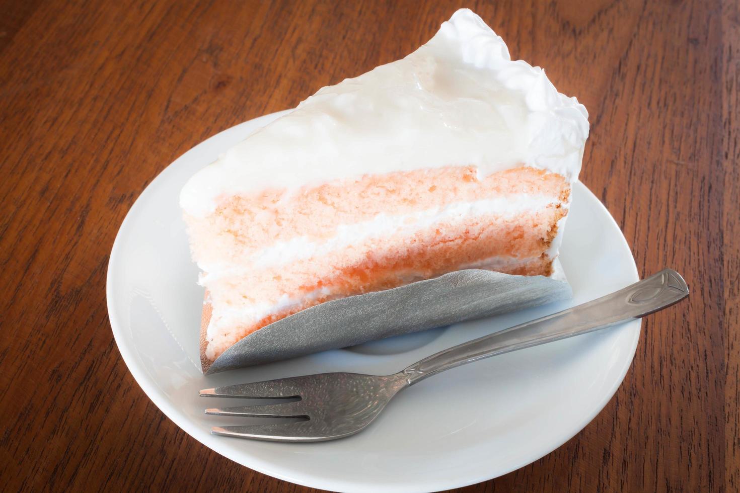 pastel de coco con una capa de crema para batir foto