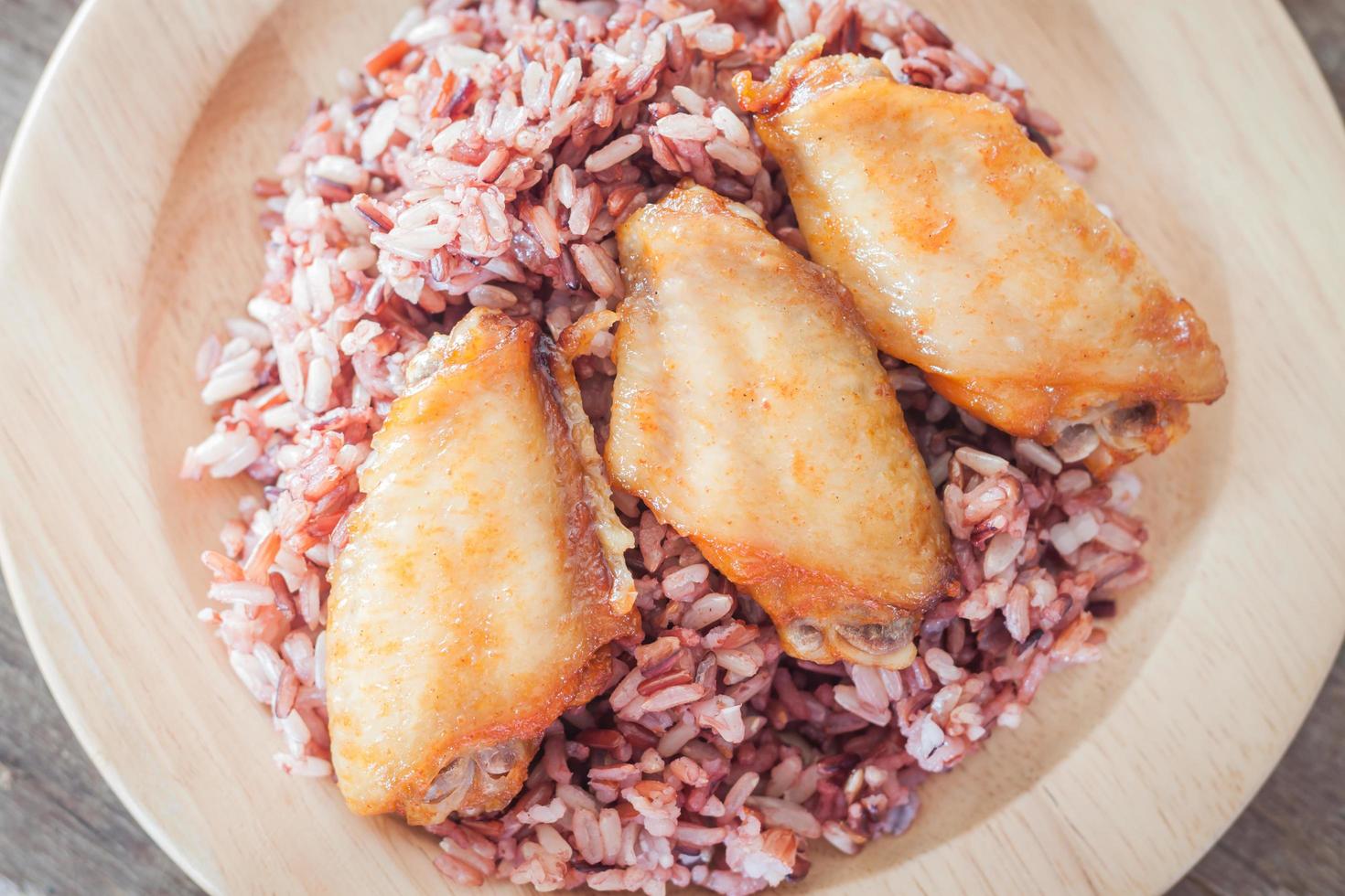 alitas de pollo en arroz foto