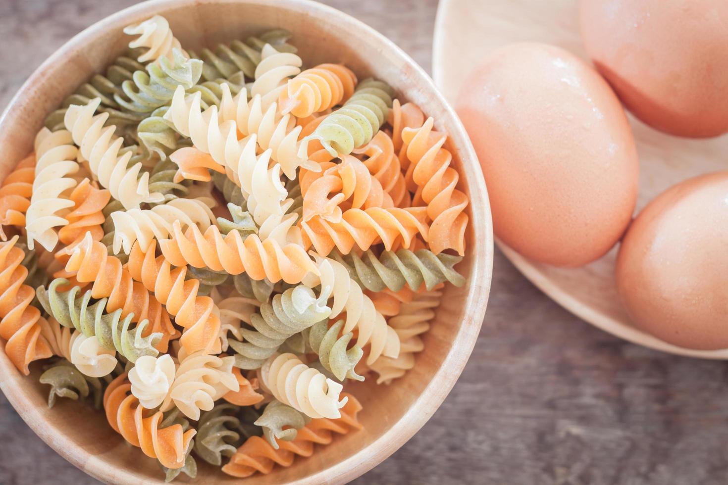 pasta en plato de madera con huevos foto