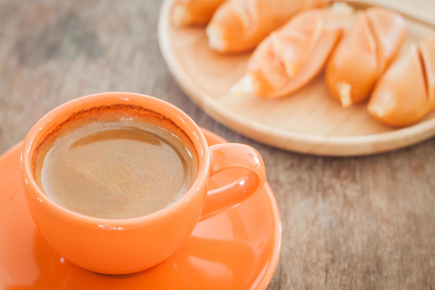 salchichas de pollo y café caliente foto