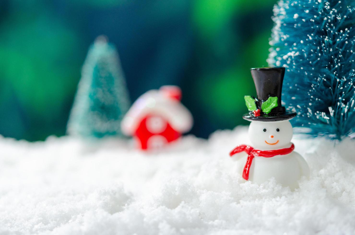 muñeco de nieve y un árbol de navidad foto