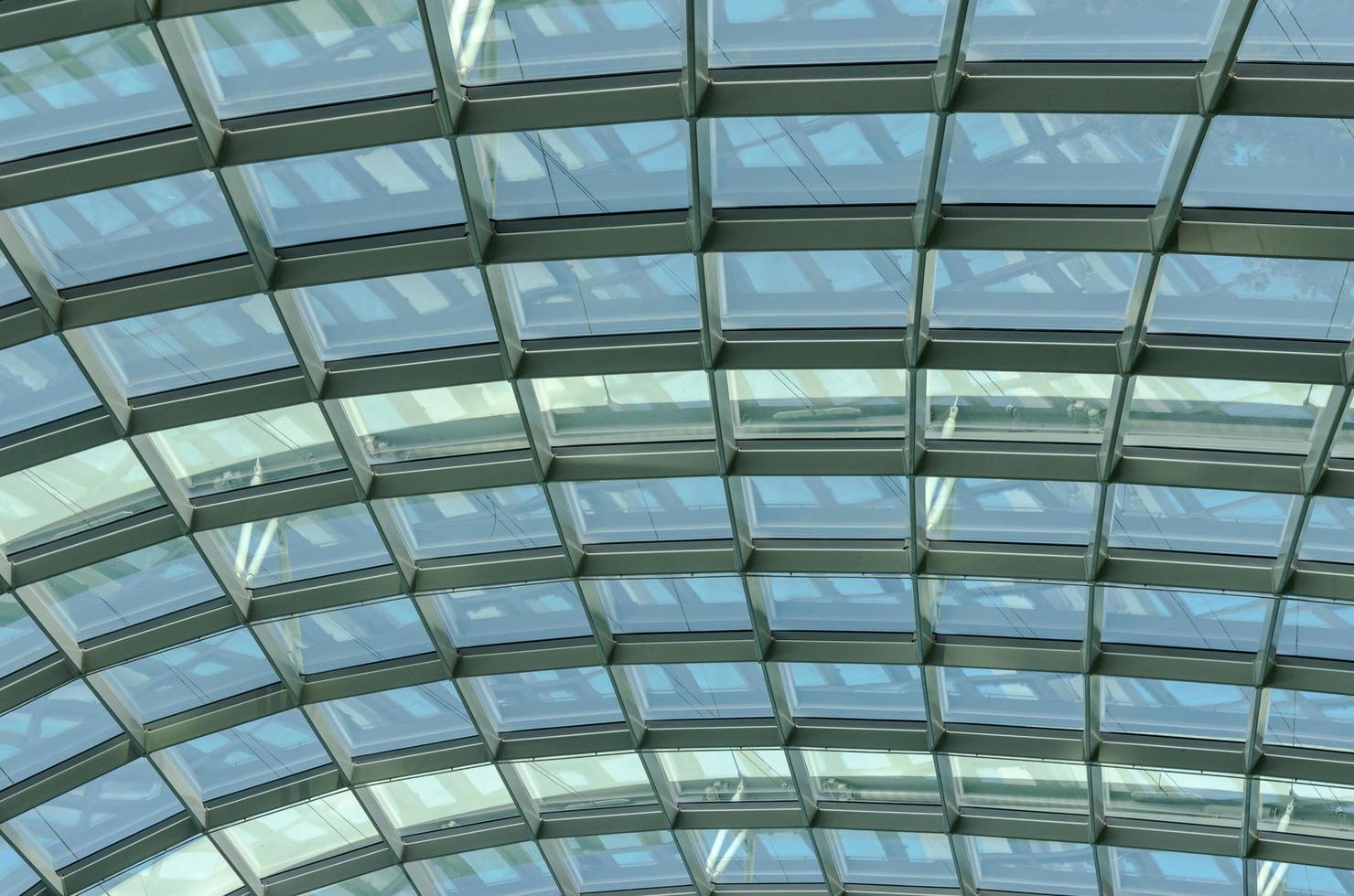 techo de cristal durante el día foto