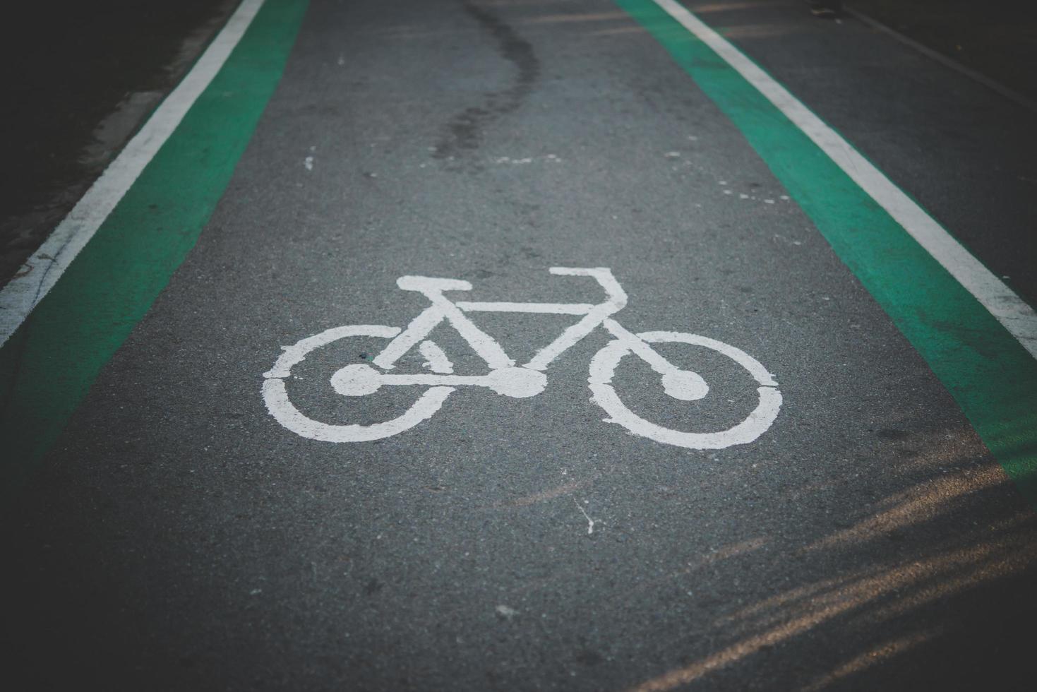 Indicar símbolo en carretera de cemento para bicicletas foto