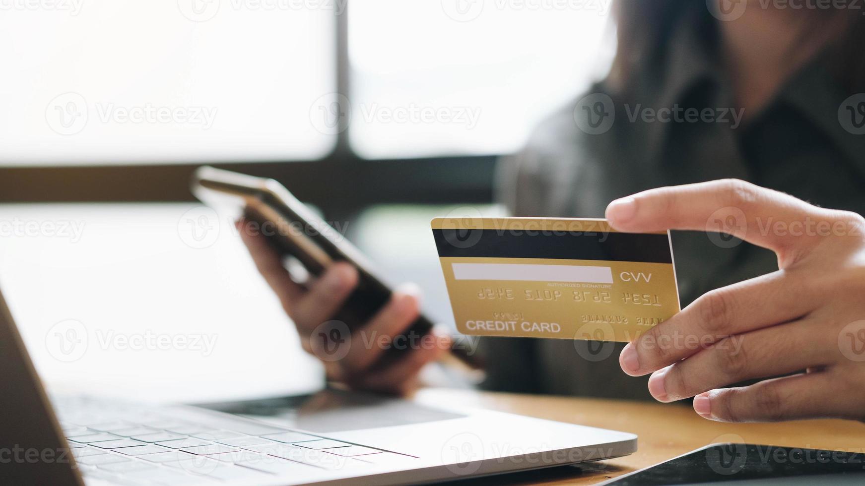 Close-up de la mano de un hombre usando un pago con un teléfono inteligente. foto