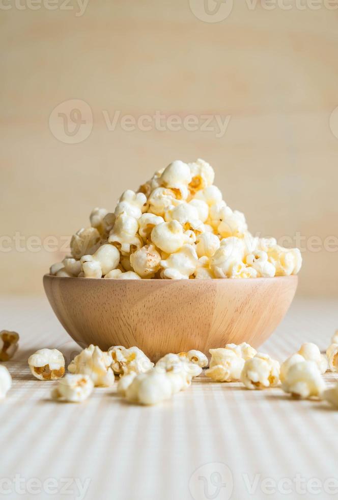 tazón de palomitas de caramelo sobre la mesa foto