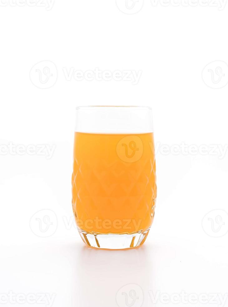 vaso de jugo de naranja sobre fondo blanco foto