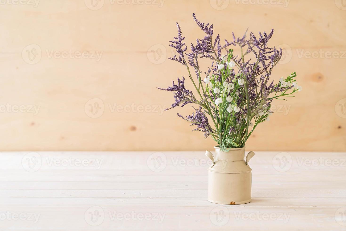 Flores de statice y caspia sobre fondo de madera foto