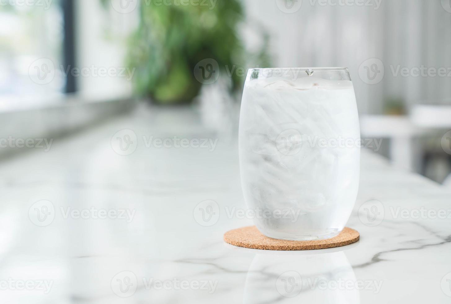 un vaso de agua foto